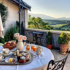 Six Chandelles M'étaient Comptées Bed & Breakfast